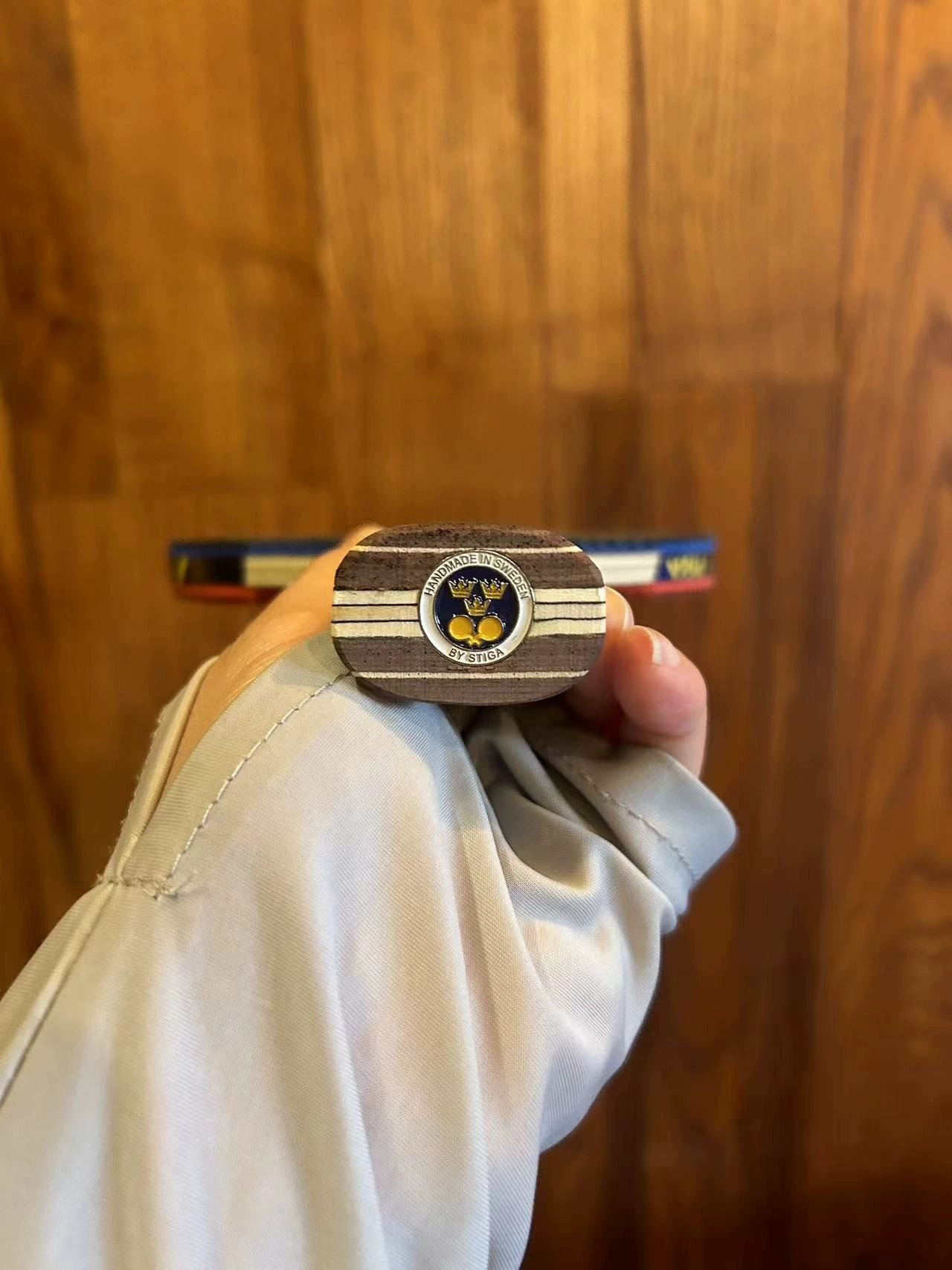 急出全新 领导送的原价1000多，现在低价转让，自己不喜欢玩，斯蒂卡黑檀七乒乓球拍高配，有原厂保护膜 红色蝴蝶大巴胶皮➕黑色省狂三蓝海绵胶皮 黑檀七纯木底板！ 